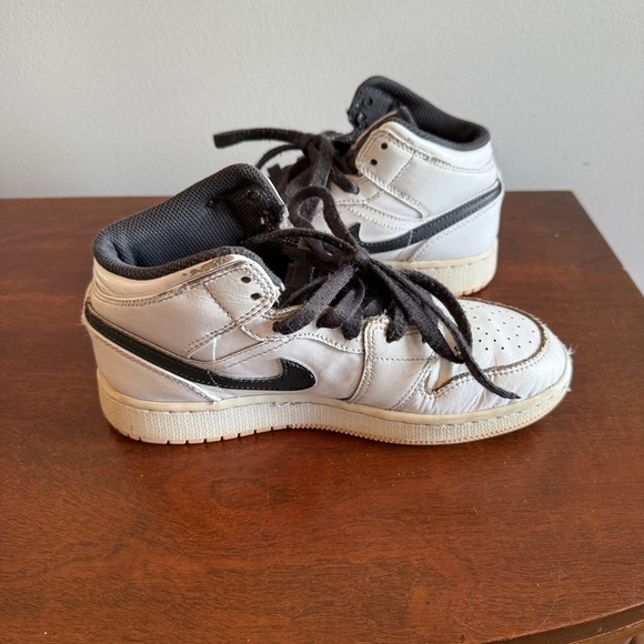 Kid's Jordan 1 Mid Size 5 - Picture 6 of 10